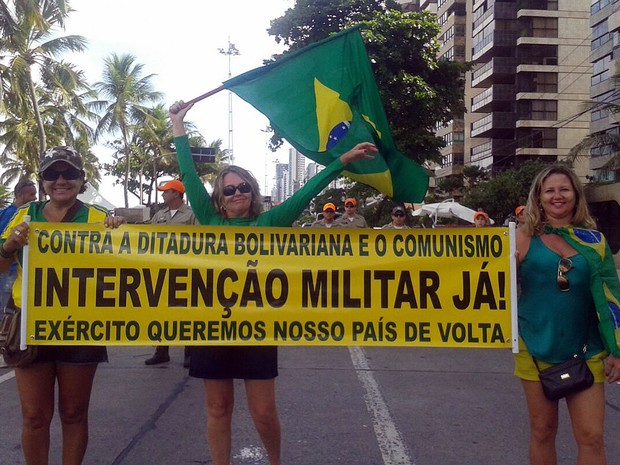 Novo protesto aconteceu na Avenida Boa Viagem, no Recife, na tarde
deste domingo (Foto: Luna Markman /
G1)